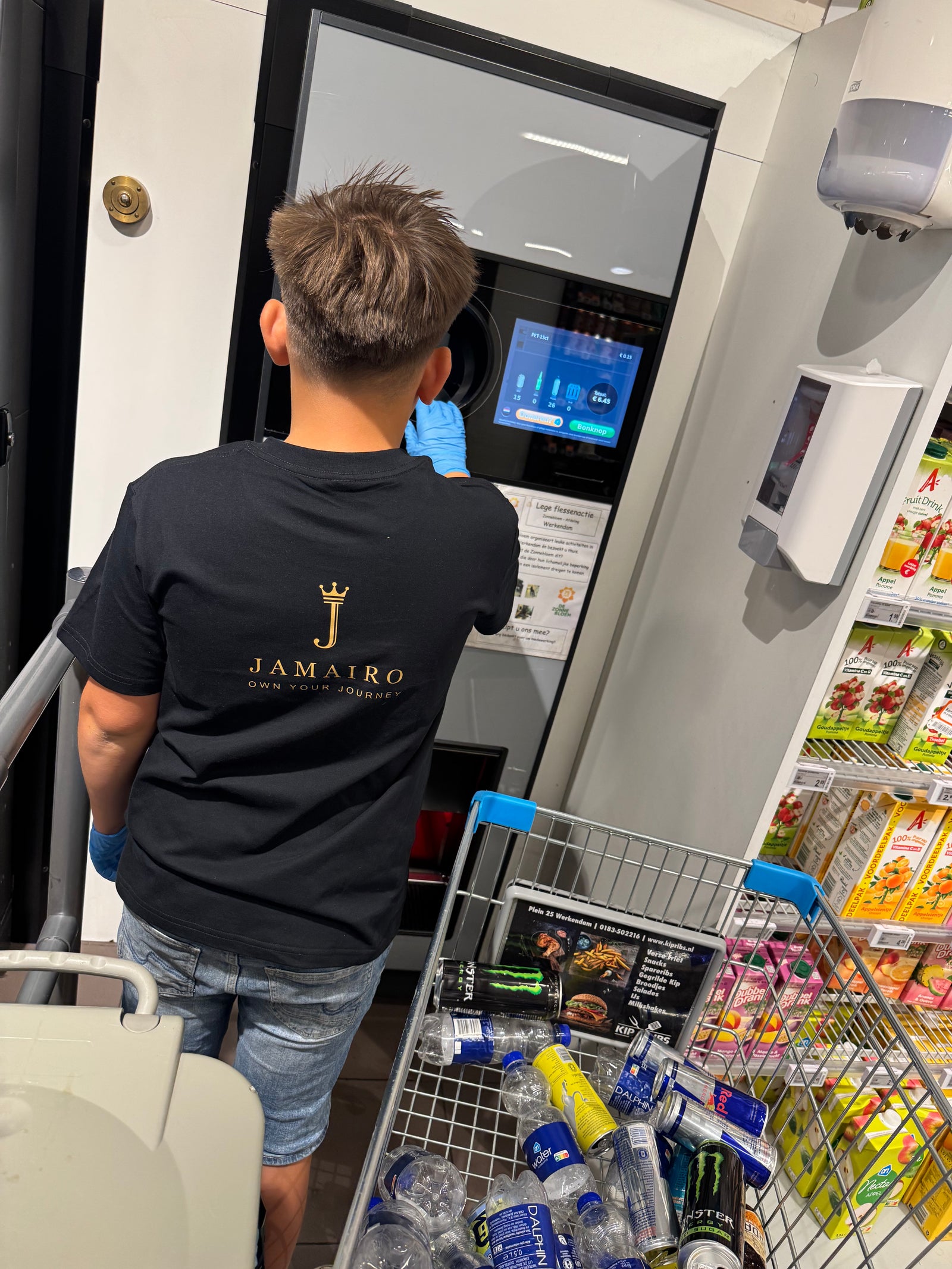 Model in een zwart JAMAIRO-shirt in een donkere stedelijke omgeving